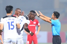 Trọng tài V-League sai sót: VFF, Ban trọng tài nói không có bán độ