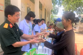 Tấm lòng thầy thuốc quân y