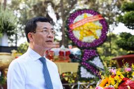 Bộ trưởng TT-TT Nguyễn Mạnh Hùng viếng nghĩa trang liệt sĩ tại Tây Ninh