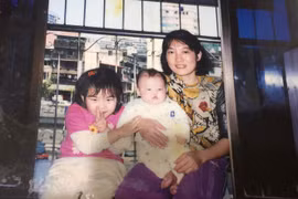 Xúc động cô gái Đài Loan gặp 'mẹ thứ 2' người Việt sau 12 năm