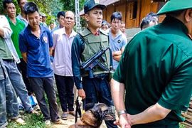 Dùng chó nghiệp vụ truy bắt người đàn ông đánh chết hàng xóm, bỏ trốn vào rừng