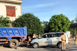 Tông xe ben đỗ bên đường văng cả mét, 4 người trên ô tô nhập viện