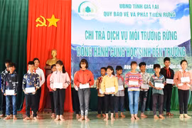 Quỹ Bảo vệ và Phát triển rừng tỉnh Gia Lai tặng quà, trao học bổng cho học sinh vùng sâu