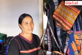 Người "giữ lửa" nghề dệt thổ cẩm Bahnar