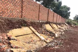 Hơn 37 m tường rào Khu Công nghiệp Trà Đa bị đập phá