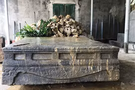 Người dân đi làm đồng phát hiện sập đá cổ từ thế kỷ XVI