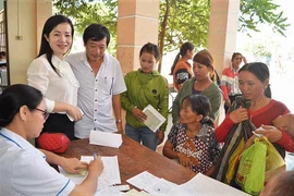 Quan tâm chăm sóc sức khỏe sinh sản cho phụ nữ và trẻ em gái