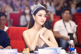 Hoa hậu Lương Thùy Linh đội vương miện 3 tỷ đi chấm thi