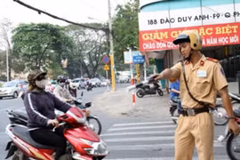 Phạt tiền tới 600.000 đồng khi rẽ mà không bật đèn xi nhan