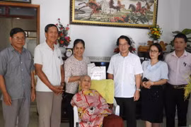 Thành phố Pleiku tặng quà 100 gia đình chính sách tiêu biểu