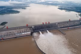 Trung Quốc phải cho nổ tung đập để xả lũ