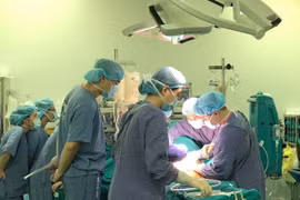 Ghép thận tự thân cứu bệnh nhân bị tắc động mạch thận sau chấn thương