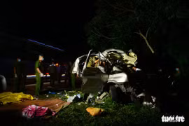 Xe khách 16 chỗ 'đấu đầu' xe tải trong đêm, 8 người chết, nhiều người bị thương