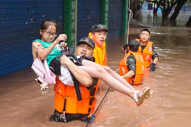 Trung Quốc: Nguy cơ lũ chồng lũ, vỡ đê bao diện rộng