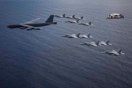 B-52H bay thẳng từ Mỹ tới Biển Đông tập trận ngay với tàu sân bay