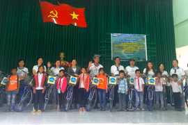 Câu lạc bộ Doanh nhân Sài Gòn tặng quà cho người nghèo huyện Đak Pơ