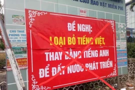 Treo băng rôn kêu gọi bỏ Tiếng Việt, nguyên thầy giáo bị Công an mời lên làm việc