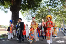 Áo dài diễu phố tri ân chúa Nguyễn Phúc Khoát