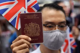 Anh tuyên bố rắn sau khi TQ dọa không công nhận hộ chiếu hải ngoại cho người Hong Kong