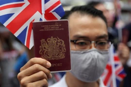 Anh tuyên bố rắn sau khi TQ dọa không công nhận hộ chiếu hải ngoại cho người Hong Kong
