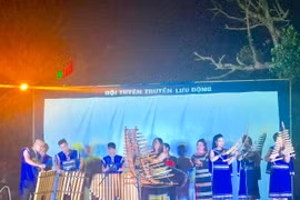 Biểu diễn nghệ thuật tại Quảng trường Đại Đoàn Kết