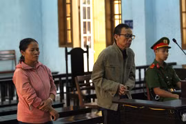 Thương chồng, vợ vướng lao lý