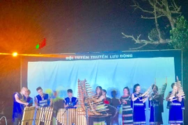Biểu diễn nghệ thuật tại Quảng trường Đại Đoàn Kết