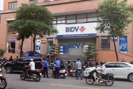 NÓNG: Nổ súng cướp ngân hàng táo tợn tại Hà Nội