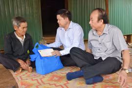 Trưởng ban Tổ chức Tỉnh ủy Nguyễn Văn Quân thăm, tặng quà gia đình chính sách huyện Mang Yang