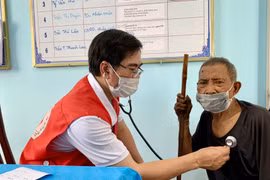 Hội Chữ thập đỏ Gia Lai khám bệnh, cấp thuốc miễn phí cho 500 người dân Chư Sê