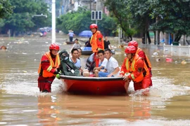 Trung Quốc triển khai hơn 7.000 binh sỹ hỗ trợ người dân vùng lũ