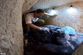 Bí ẩn xác ướp đôi nam nữ phủ vàng, bên nhau 2.000 năm trong đền cổ