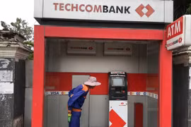 TP.HCM: Bị cây ATM nuốt thẻ, thanh niên bực tức dùng búa đập phá