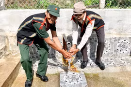 Dân làng Kách phấn khởi vì có công trình nước sạch