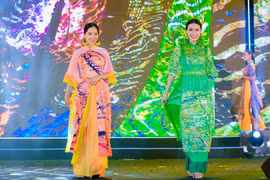Chiêm ngưỡng áo dài-hanbok tỏa sáng ở biển Nha Trang