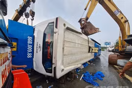 Lật xe khách kinh hoàng ở Đồng Nai, 8 người thương vong, nhiều người kêu cứu