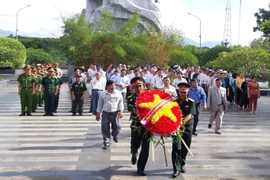 Tổ chức lễ dâng hương, dâng hoa tại Đền tưởng niệm chiến thắng Đak Pơ