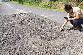 Hư hỏng nhiều điểm trên quốc lộ 14C dọc biên giới tỉnh Kon Tum