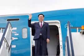 Chủ tịch Quốc hội đến London, bắt đầu thăm chính thức Vương quốc Anh