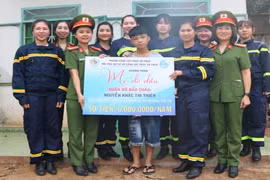 Phụ nữ Công an tỉnh Gia Lai nhận đỡ đầu cậu bé mồ côi cha mẹ