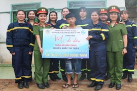 Phụ nữ Công an tỉnh Gia Lai nhận đỡ đầu cậu bé mồ côi cha mẹ