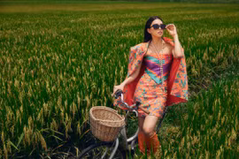 Tiểu Vy lăng xê thiết kế họa tiết chuồn chuồn