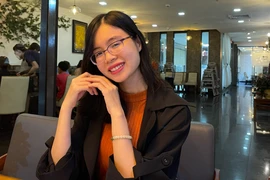 Cô giáo xinh đẹp dùng game để dạy tiếng Anh