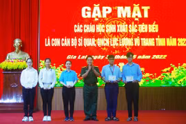 5 học sinh có thành tích xuất sắc được Bộ Chỉ huy Quân sự tỉnh khen thưởng