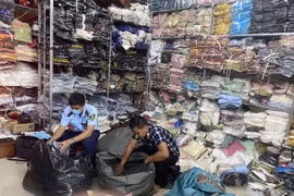 Thu giữ hàng ngàn quần áo rao bán trên Facebook