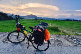 Hành trình 17 ngày đạp xe xuyên Việt của cô giáo trẻ