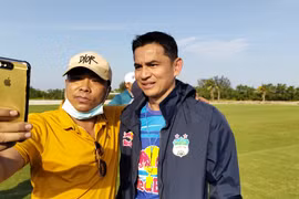 Kiatisak thân thiện với CĐV Hải Phòng và được Xuân Trường làm phiên dịch