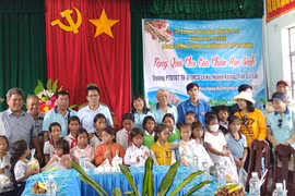 Tặng 500 suất quà cho học sinh và người nghèo các huyện Kbang, Chư Păh