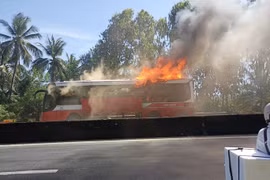 Phú Yên: Xe khách cháy rụi khi đang chạy trên Quốc lộ 1