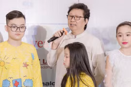 Nhà thiết kế Sĩ Hoàng giới thiệu bộ sưu tập áo dài lấy cảm hứng từ Covid-19